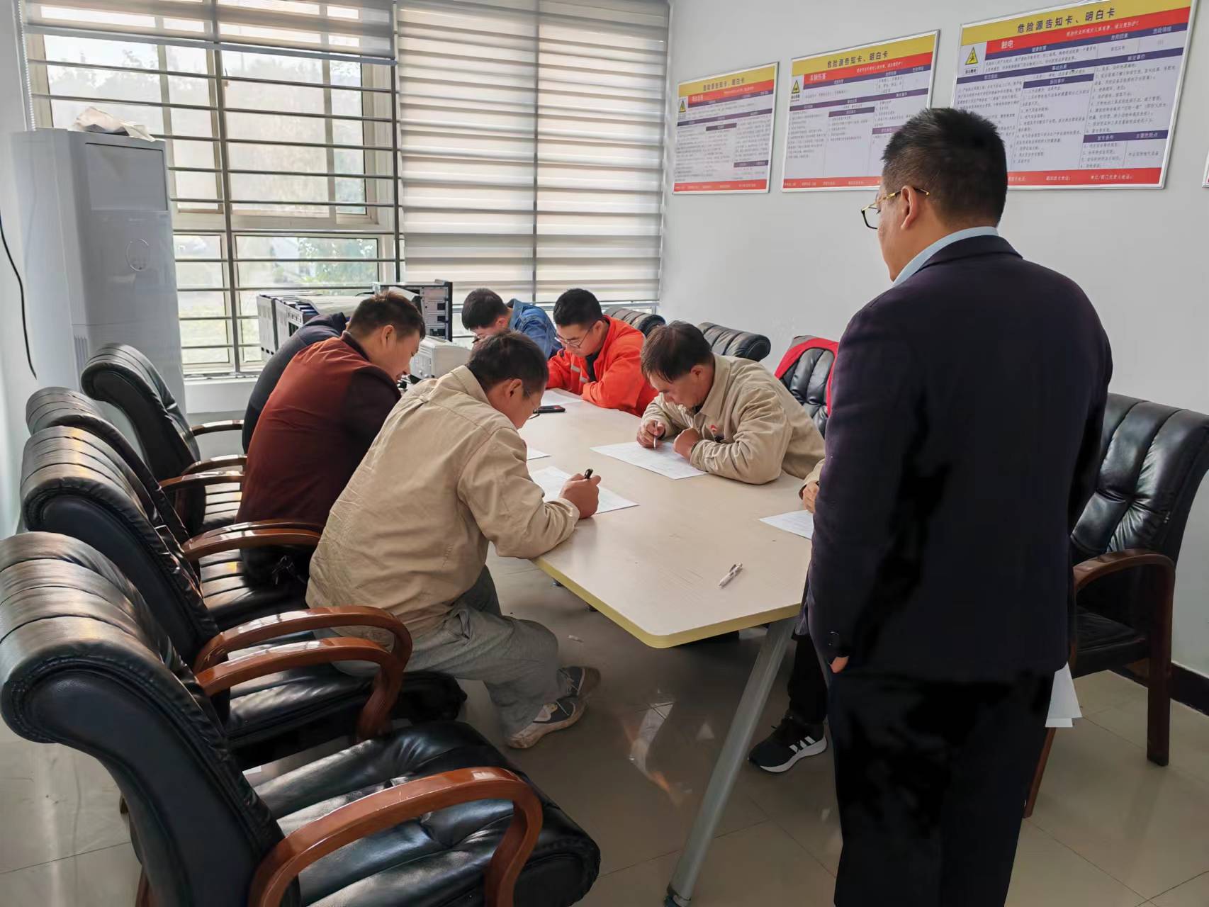 1667809237274080029.jpg 徐南供電所開(kāi)展“百日攻堅(jiān)”安全培訓(xùn)學(xué)習(xí)活動(dòng).jpg